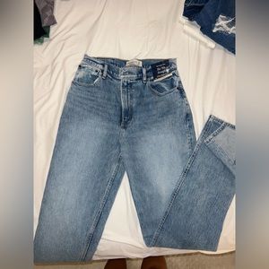 New abercrombie The 90’s straight ultra high rise. EXTRA LONG
